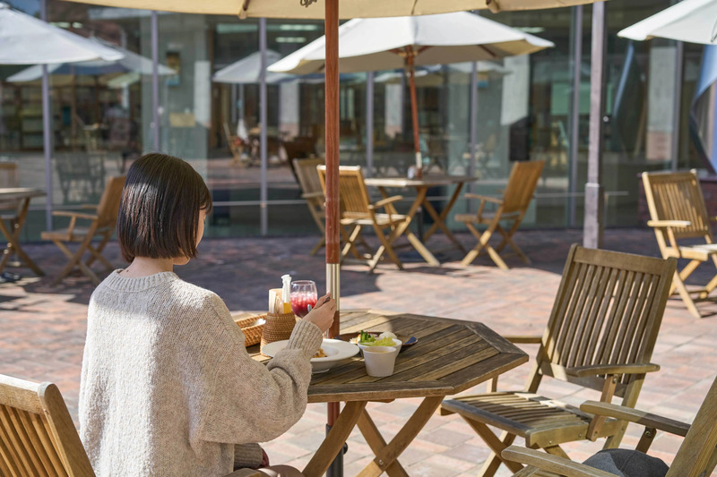 晴れた日はテラス席で過ごすのも心地良い。