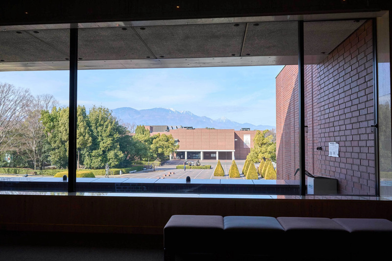 文学館の窓から望む、美術館越しの南アルプス連峰。