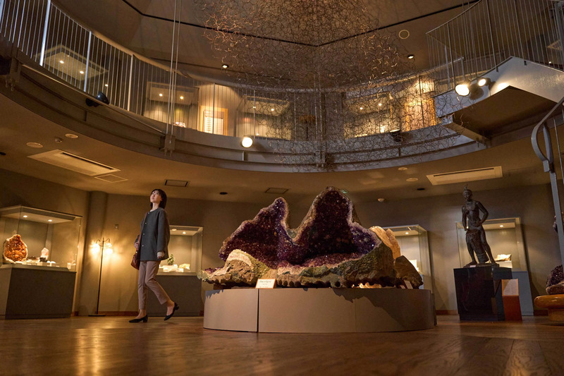 天然石やガラス作品など約3,000点を展示。巨大なアメジストから石のパワーを全身で感じられる。
