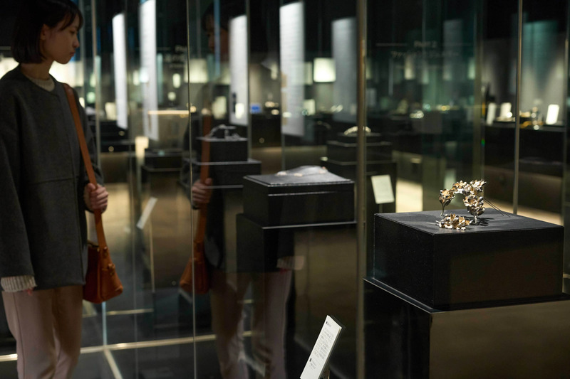 18世紀から20世紀初期のアンティークジュエリーを展示。