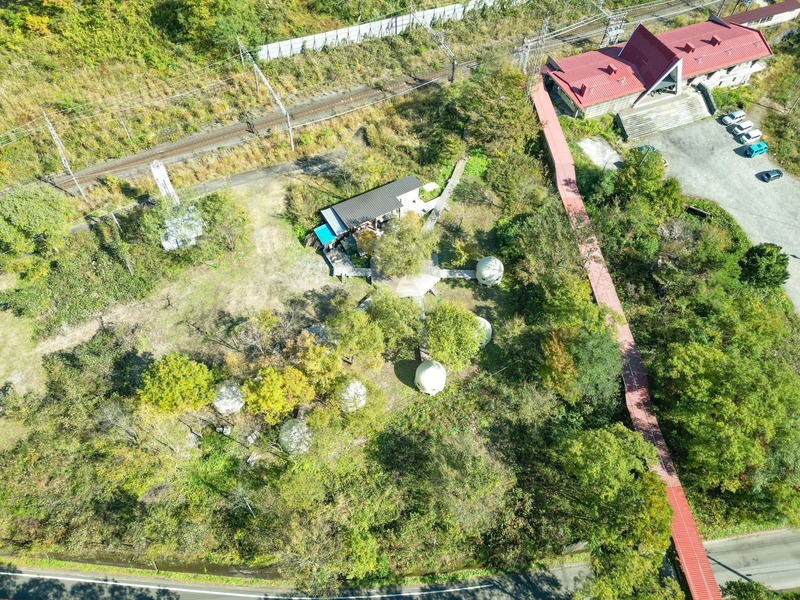 上り線の隣に位置する「DOAI VILLAGE」