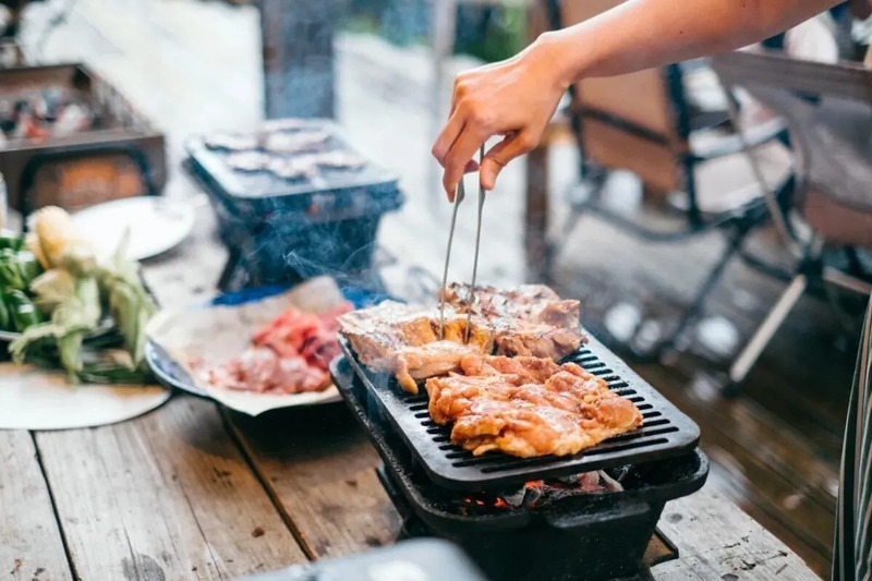 グリーンシーズンの夕食はBBQ（提供：plower）