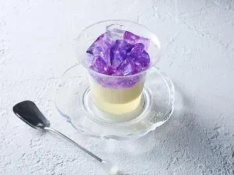 宝石をイメージした色とりどりのグラススイーツとムースケーキ