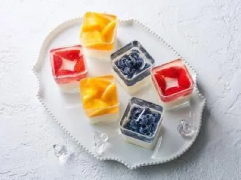 エメラルドとアクアマリンをイメージしたムースケーキ2種