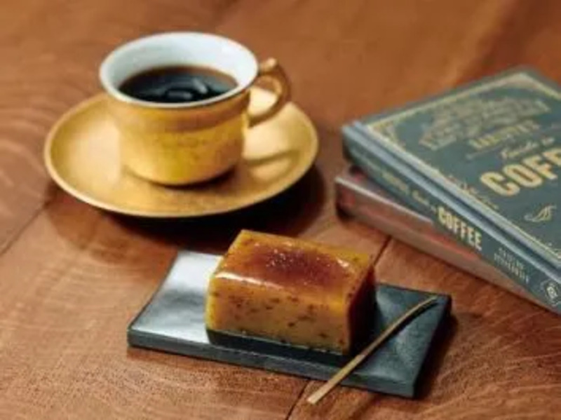 宝石のように輝く森石鹸とシンプルなデザインネックレス