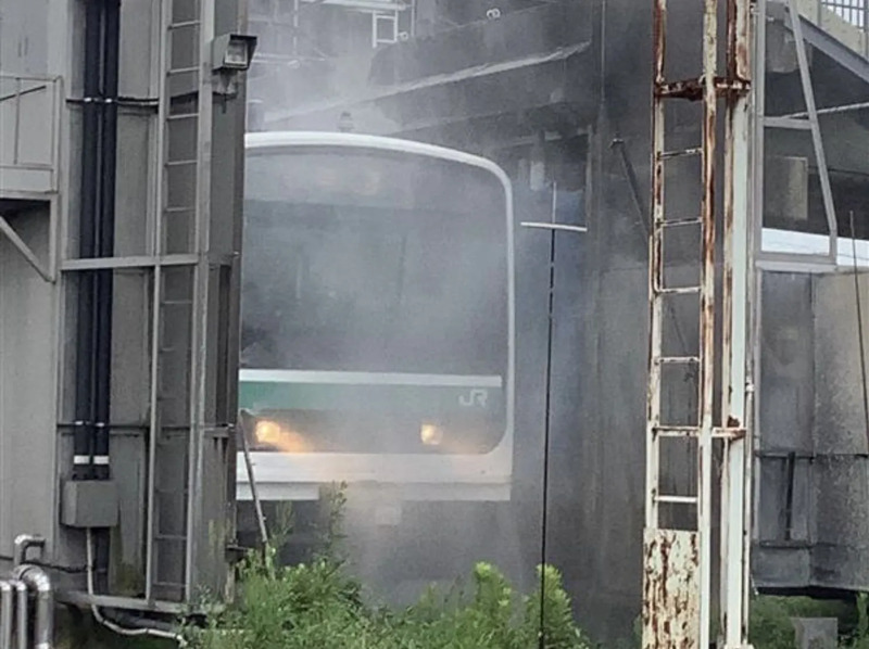 洗浄機通過中のE501系