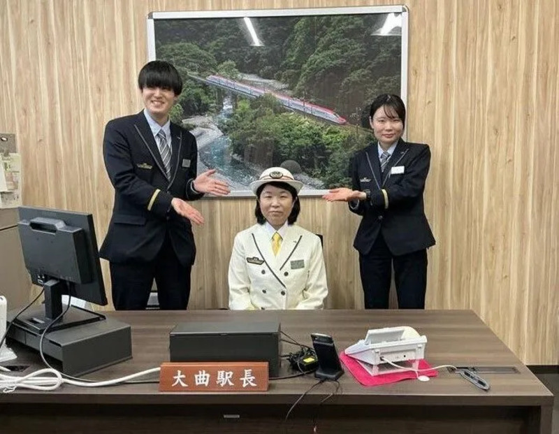 駅長室での記念撮影イメージ