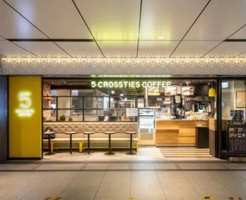 5 CROSSTIES COFFEE店内とブランドカラーのイメージ