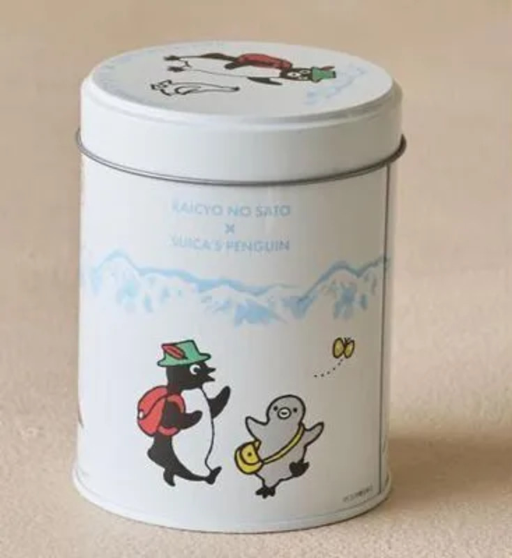 登山を楽しむSuicaのペンギンのイラストが描かれたガーゼタオル