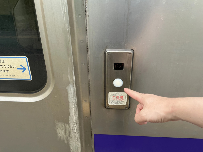 東北本線ドアボタンを押して乗車