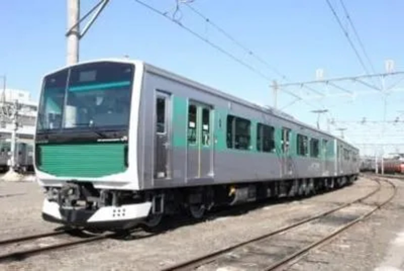 夜の時間帯に烏山駅を発車する臨時列車イメージ