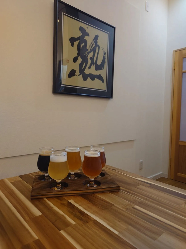 クラフトビールと店内風景