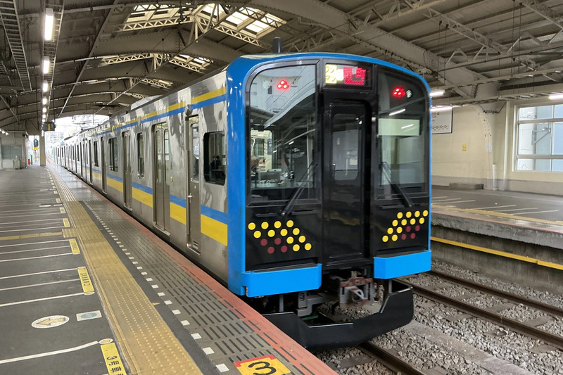 鶴見線E131系（鶴見駅にて）