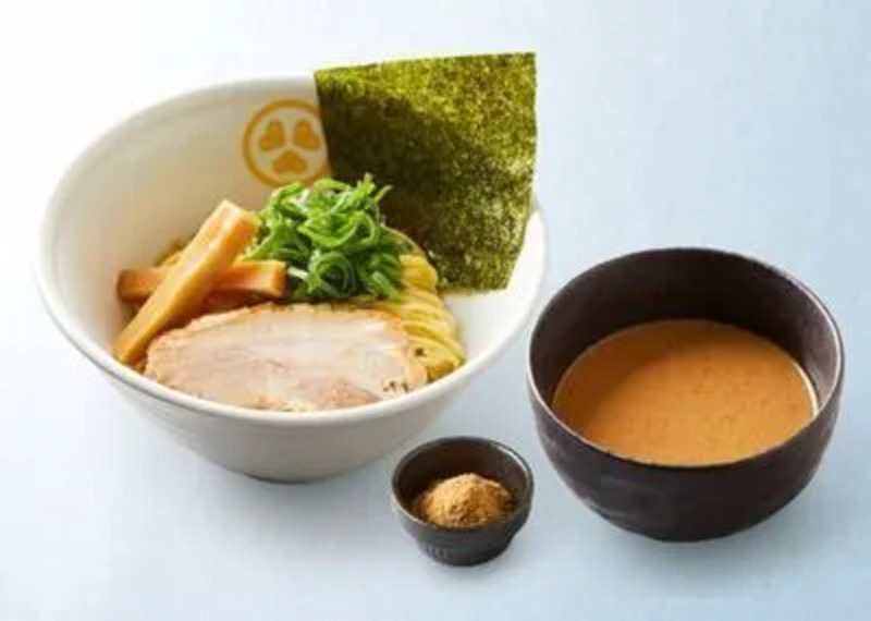 特製ブレンド魚粉と特製辛味噌のトッピング