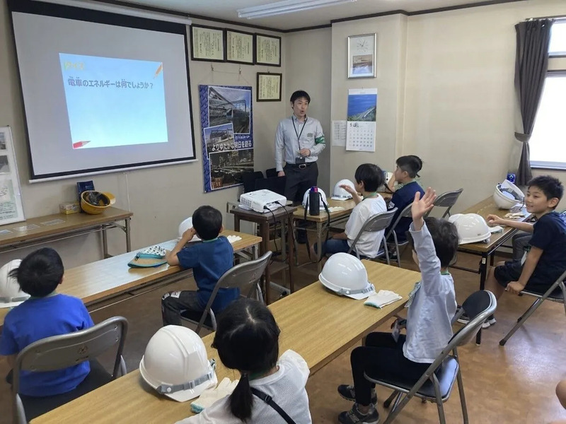 電車線支持物についての授業の様子
