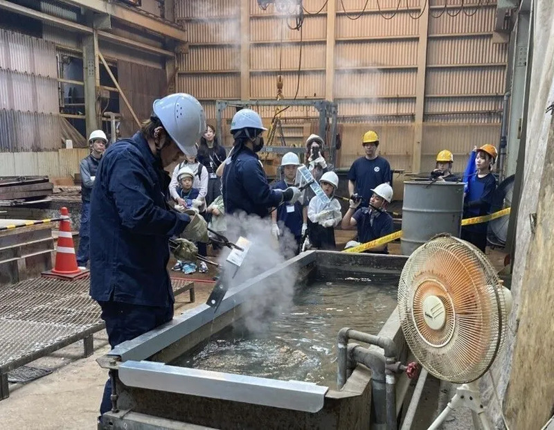 メッキ加工見学の様子