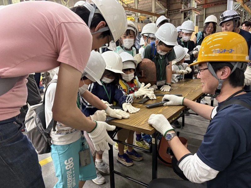 シントーコー社員と参加者の見学中の様子