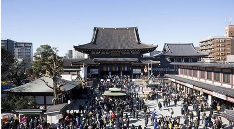 初詣で賑わう川崎大師