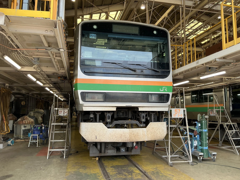 車体上げした車両の床下に潜って見学ができます