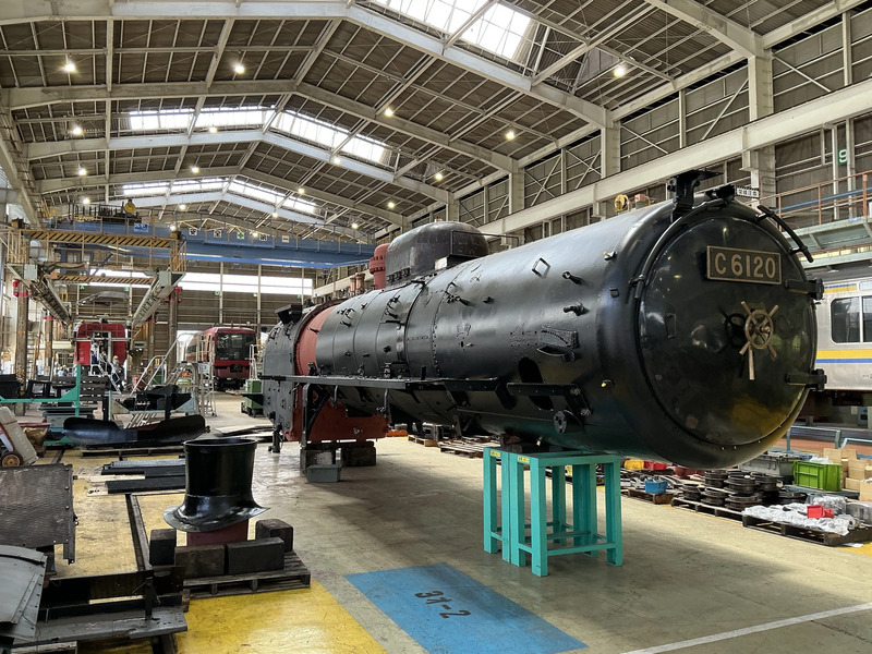 C61蒸気機関車などを間近で見学することができます