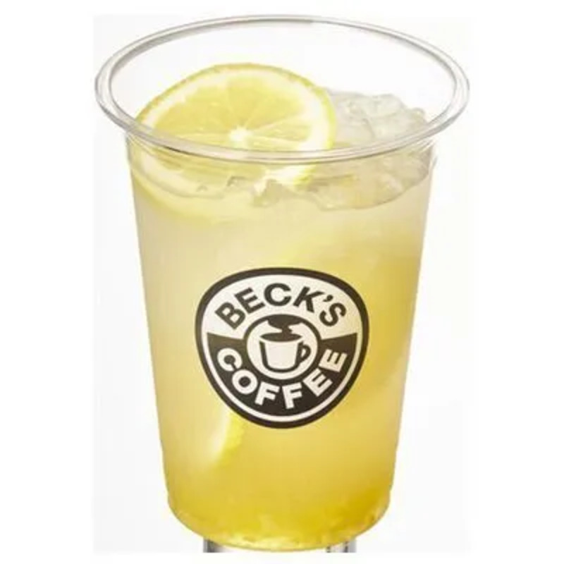 カップに注がれたベックスコーヒーショップの濃厚レモネード