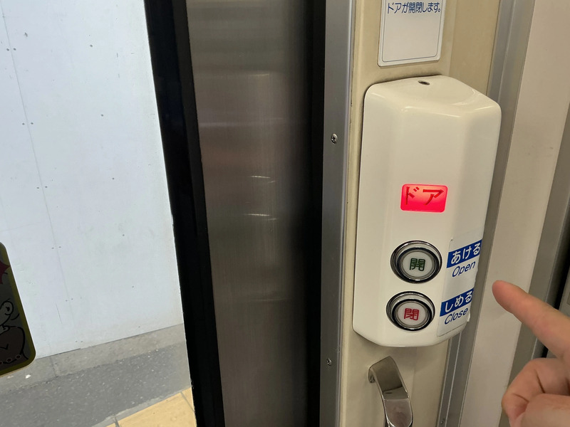 東北本線ドアボタンを押して降車