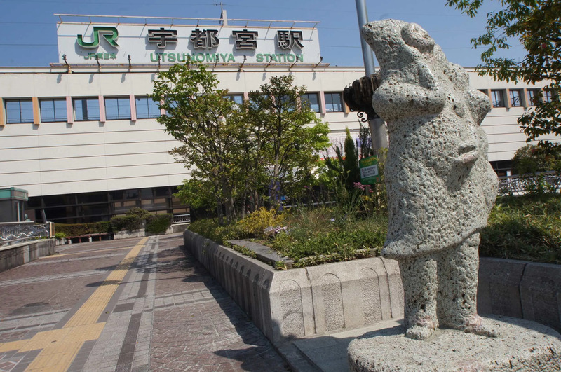 宇都宮駅と餃子像