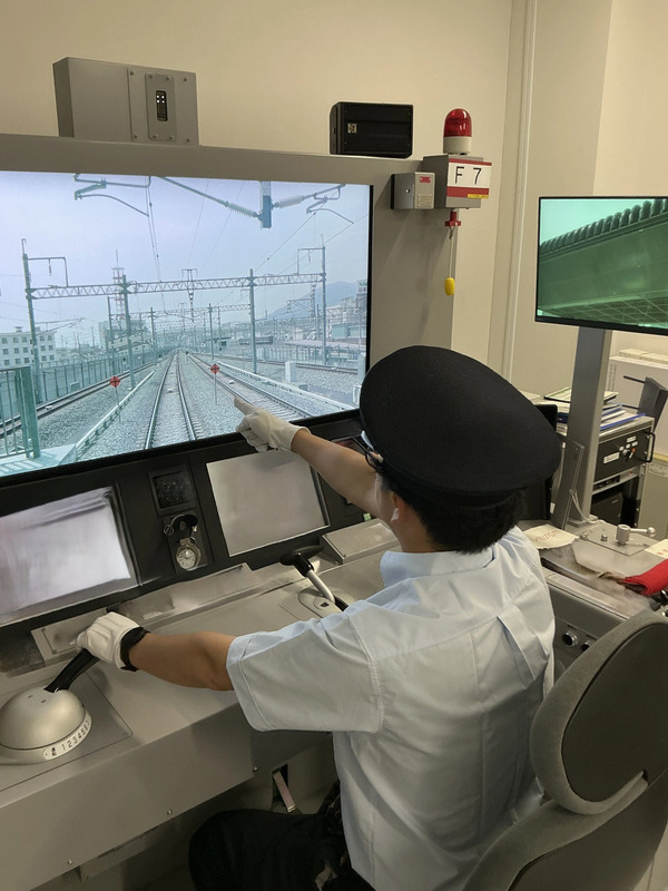 運転士シミュレータの左からの様子