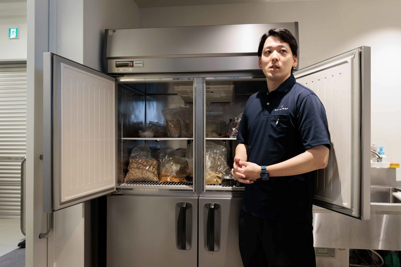 冷蔵庫の中にはさまざまなボタニカルなどの材料が