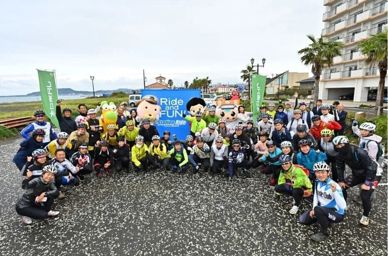 「Station Ride in 南房総」スタート前の集合写真（館山市北条海岸）