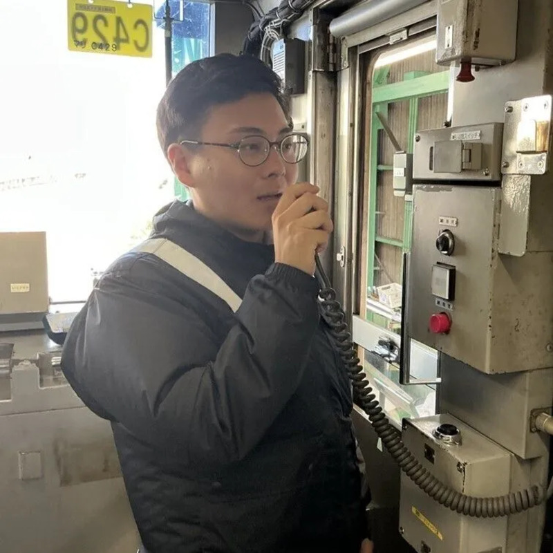 JR東日本の車内放送体験を行う人のイメージ