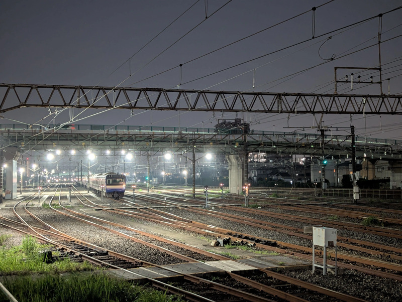 JR東日本幕張車両ベースの車両留置線付近から撮影した夜の構内風景イメージ