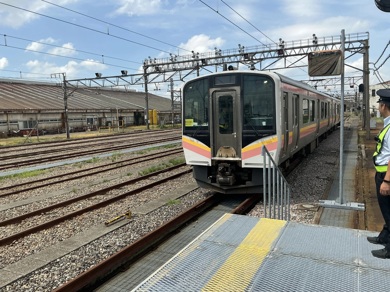長岡駅南部構内に到着の様子
