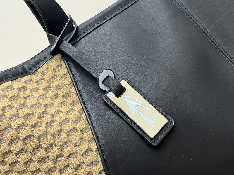 タグキーホルダー表面