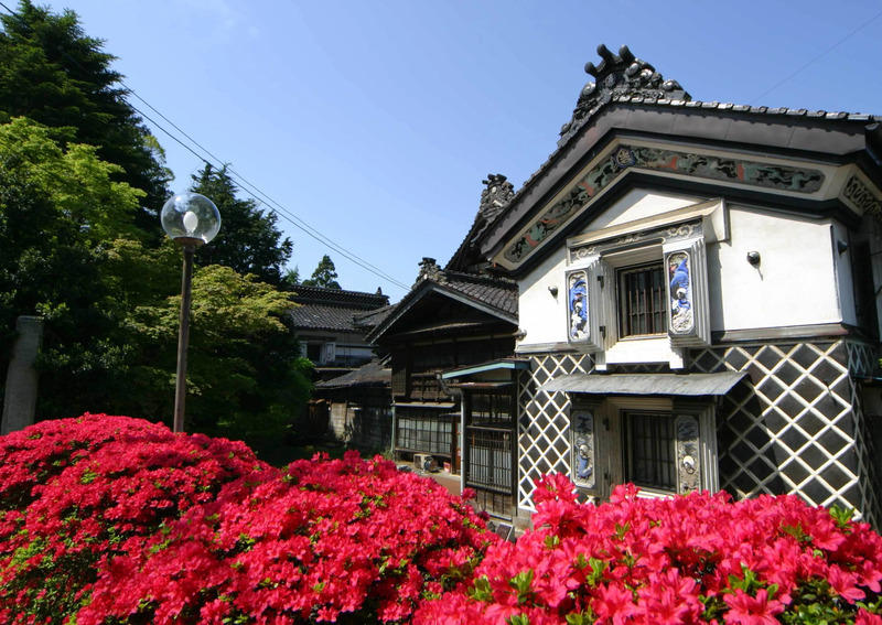 摂田屋の鏝絵蔵とツツジ