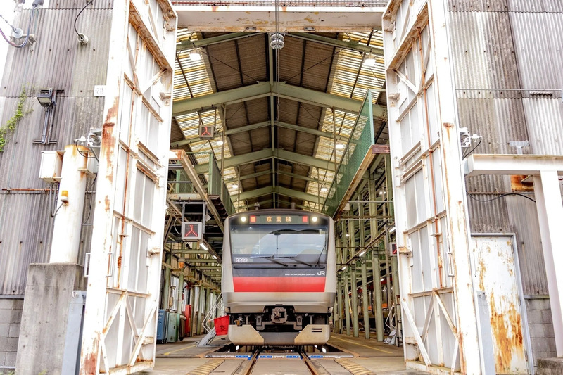 【京葉車両ベースの検査庫入口】