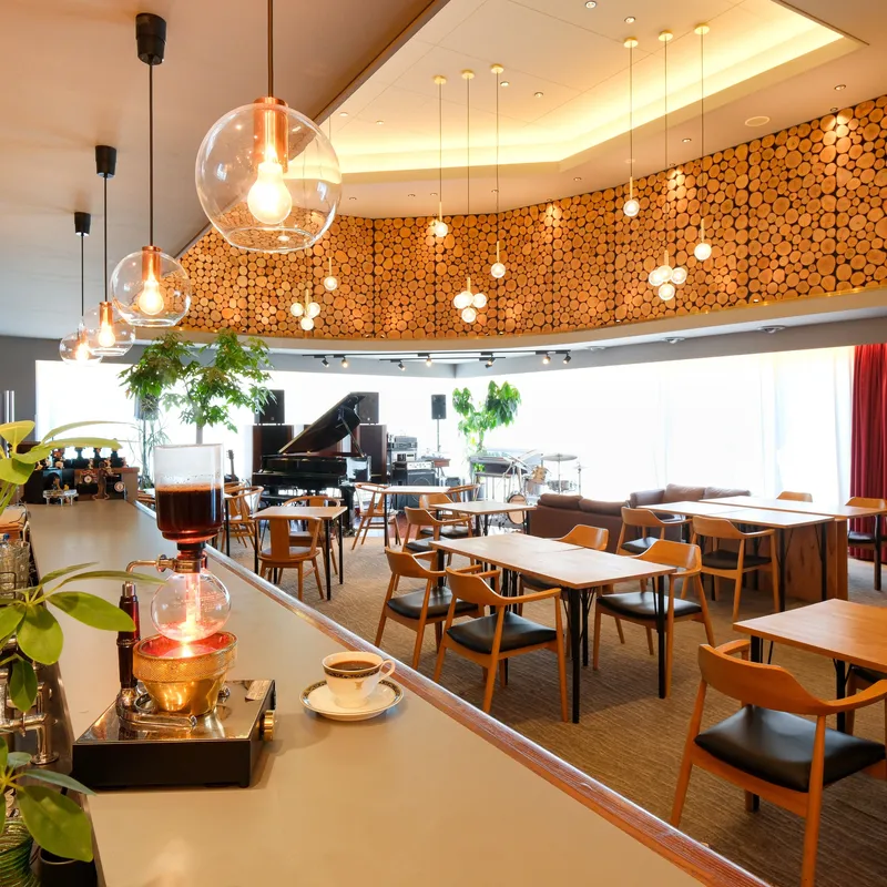 Cafe Bar West38