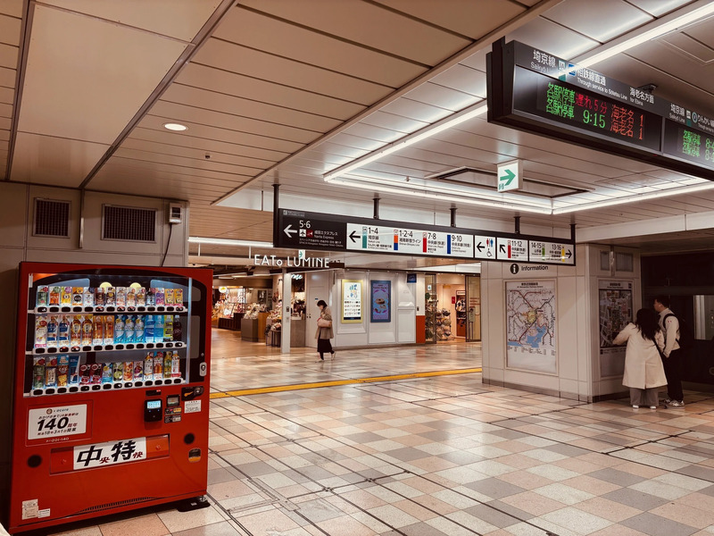 自動販売機 中央線201系」ラッピング自販機が新宿駅開業140周年記念に期間限定で