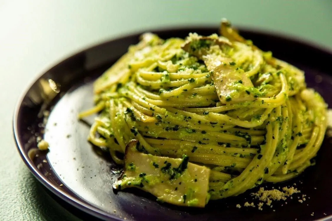 器に盛り、粉チーズ、粗びき黒こしょうをふる。