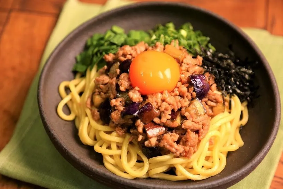 ①を器に盛り、③、にら、青ねぎ、のりをのせ、中心に卵黄をのせる。