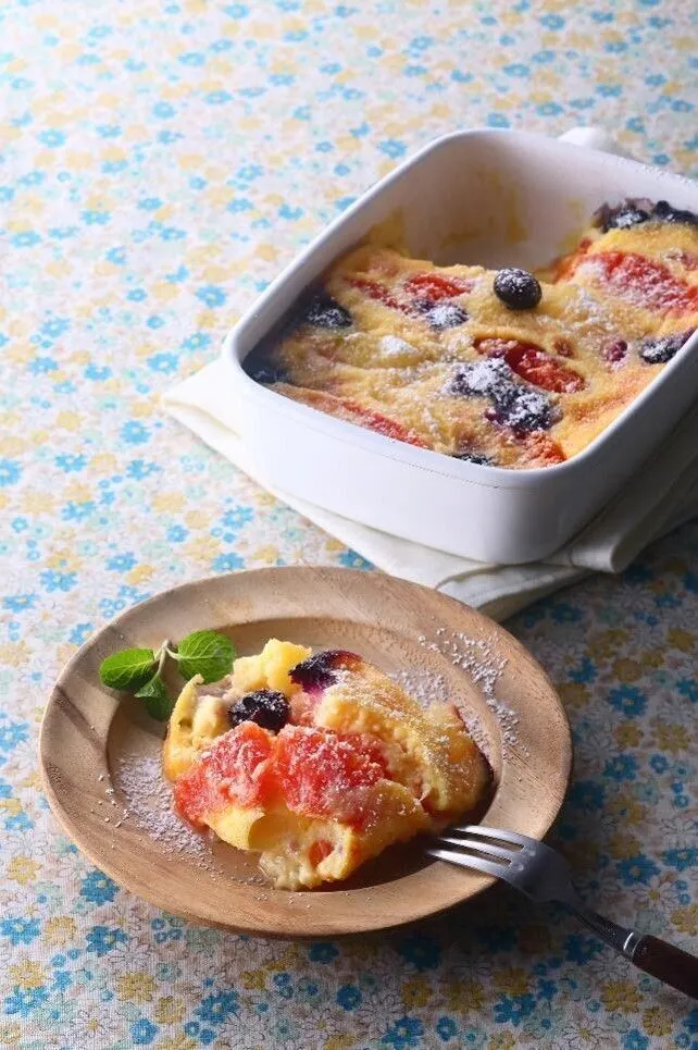 ③を天板にのせてオーブンに入れ、約45分表面に焼き色がつくまで焼く。粗熱をとって冷蔵庫で冷やし、粉砂糖をふる。