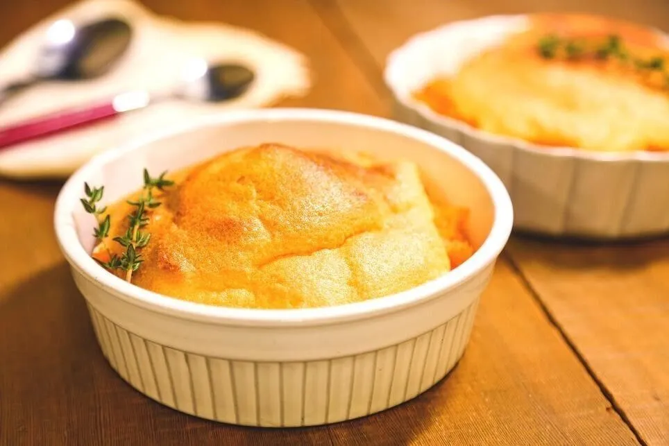 耐熱皿にチキンライスを入れ、その上に②をこんもりと盛る。トースターで約3分表面に薄く焼き色がつくまで焼く。