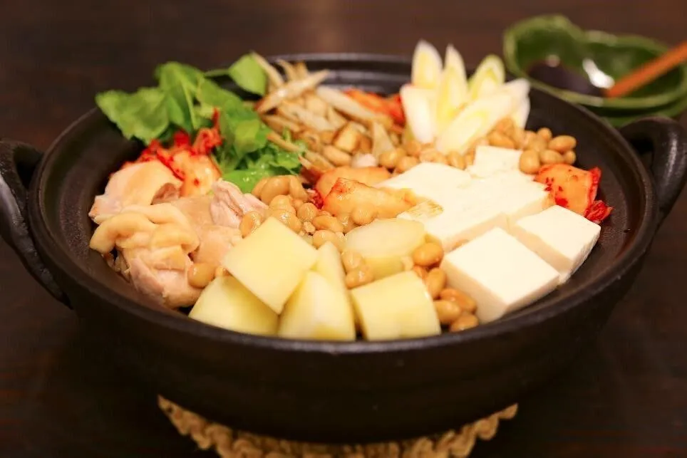 せり、キムチ、豆腐を入れてサッと煮、ごま油を回しかける。