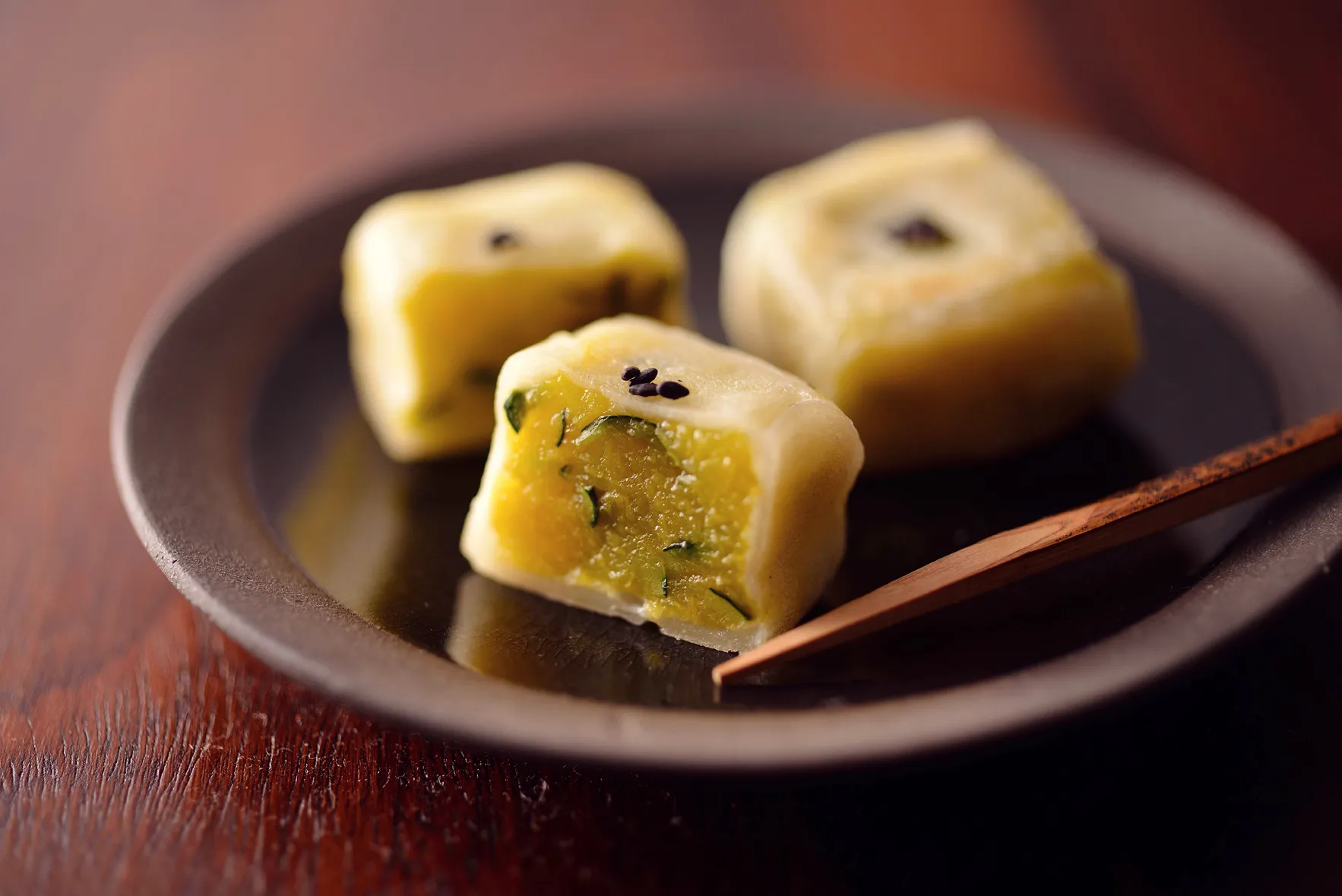 フライパンに油を薄くぬって熱し、②の一面に③の衣をつけながら並べ入れる。焼けたら次の一面に衣をつけて焼き、これをくり返して全面を焼く。上になる面にはごまをはりつけて焼く。