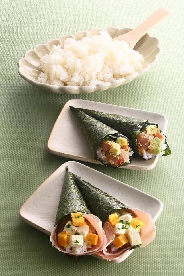 のりにすし飯、①をのせて巻き、ごまをふる。