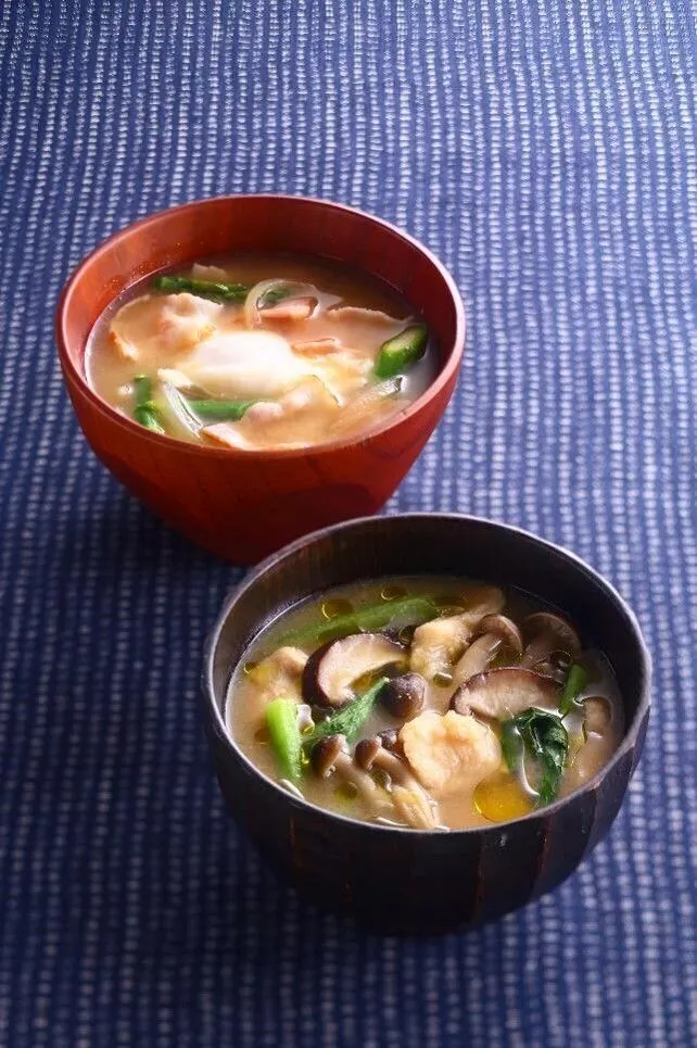 卵に火が通ったら椀に盛る。