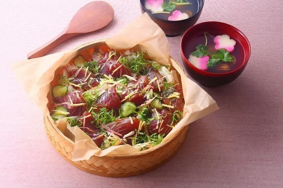 鍋にA、あさりを入れて火にかけ、あさりの口が開いたら水気をきった花麩を加える。Bで調味して椀に盛り、みつ葉をのせる。