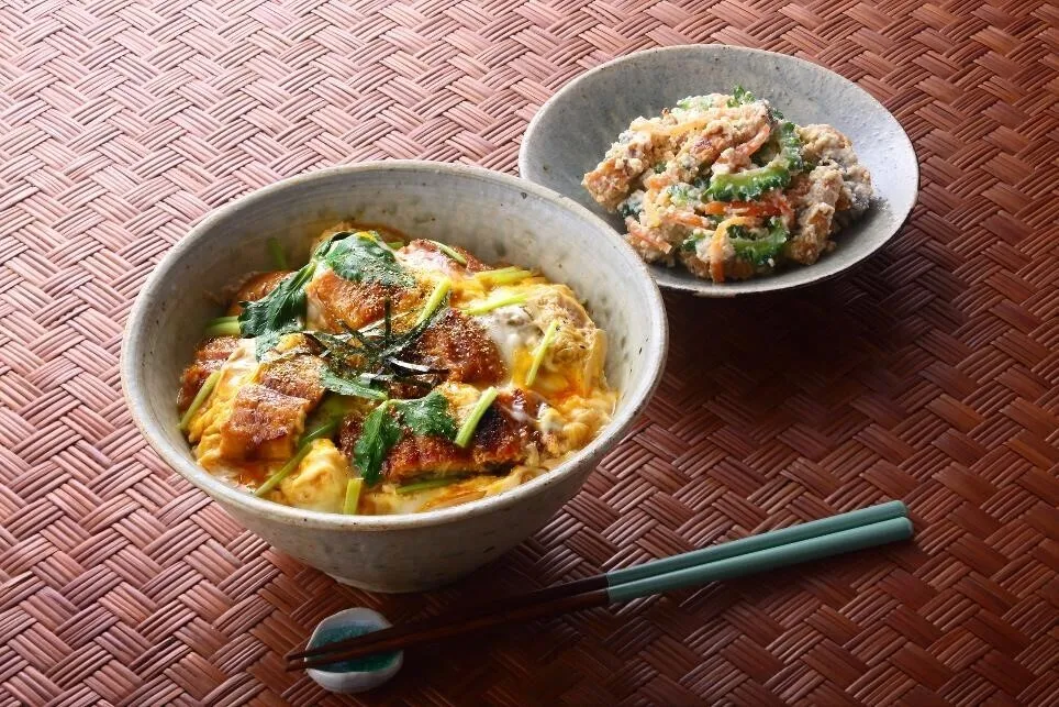 器にご飯をよそい、③をのせる。同様にして残りも仕上げる。刻みのりをのせ、粉山椒をお好みでふる。