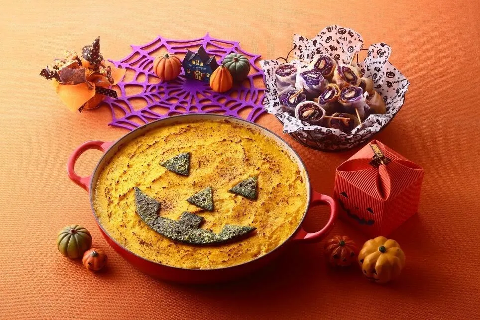 耐熱性の器に④を入れてその上に②を広げ、顔のパーツをのせる。オーブンで約12分、焼き色がつくまで焼く。