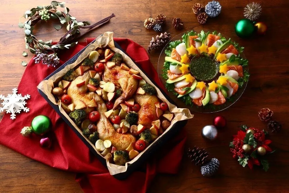 器にフリルレタスを敷き、サーモン、ほたて、アボカドを交互に並べて円にする。パプリカをのせ、バジルを散らす。混ぜ合わせたAを器に入れ、中央に置く。